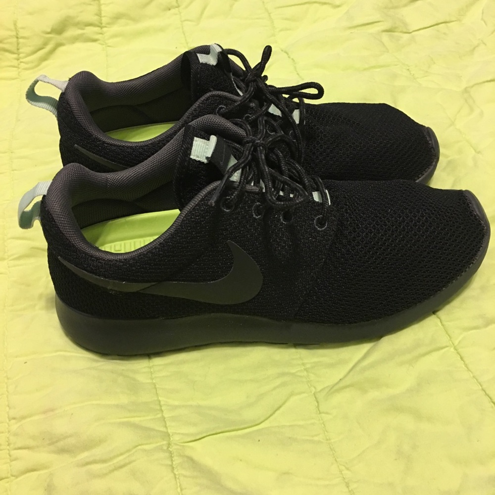 All Black Nike Roshe Runs